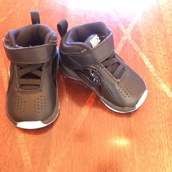 5 pairs infants sneakers, 2 adidas 3 Nike all very gently used - Picture 10 of 16